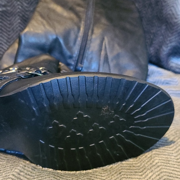 Size 9 Boots - Picture 3 of 3